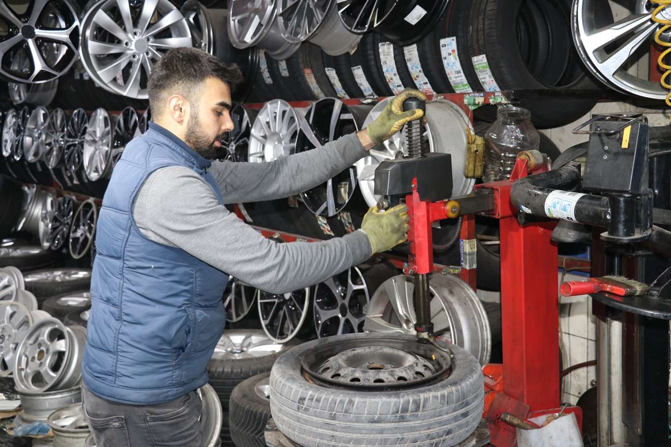 Kış lastiği uygulaması lastikçilerde yoğunluk oluşturdu Kış lastiği uygulaması lastikçilerde yoğunluk oluşturdu